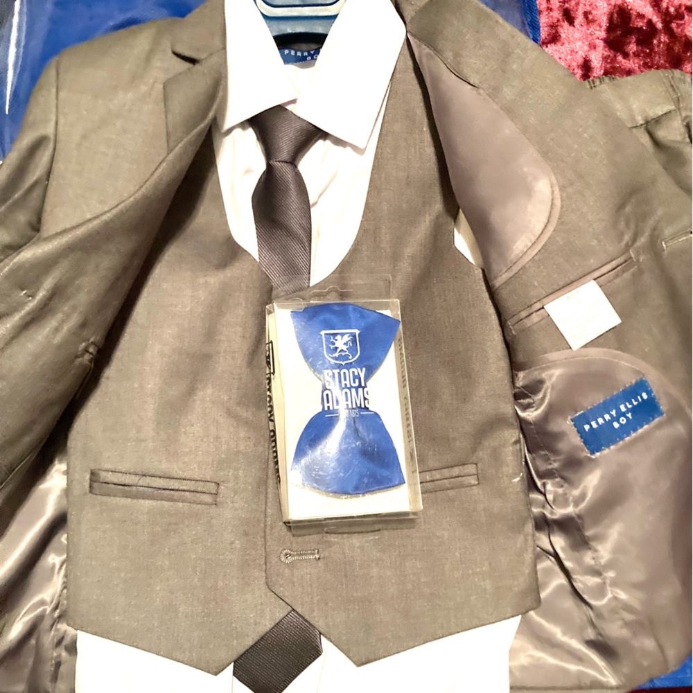 NWT perry Ellis boy’s suit, grey with white shirt includes extra buttons Size 3